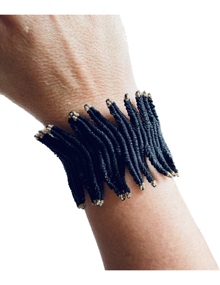 Χειροποίητο φαρδύ statement βραχιόλι σε μαύρη απόχρωση με ιδιαίτερη πλέξη και χρυσοκλωστή στις άκρες