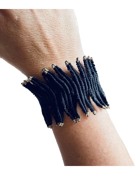 Χειροποίητο φαρδύ statement βραχιόλι σε μαύρη απόχρωση με ιδιαίτερη πλέξη και χρυσοκλωστή στις άκρες