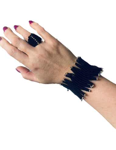 Χειροποίητο φαρδύ statement βραχιόλι σε μαύρη απόχρωση με ιδιαίτερη πλέξη και χρυσοκλωστή στις άκρες