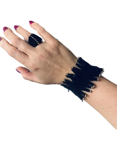 Χειροποίητο φαρδύ statement βραχιόλι σε μαύρη απόχρωση με ιδιαίτερη πλέξη και χρυσοκλωστή στις άκρες