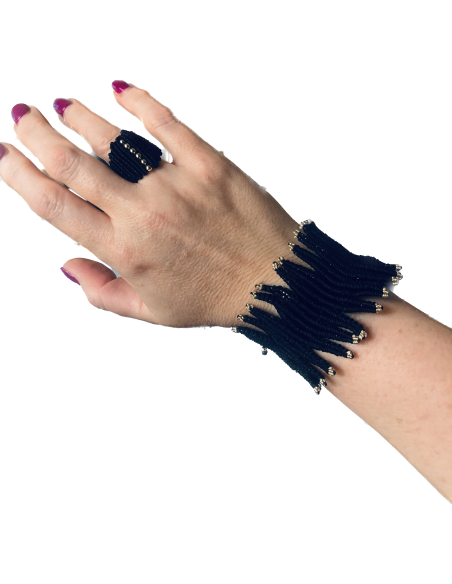 Χειροποίητο φαρδύ statement βραχιόλι σε μαύρη απόχρωση με ιδιαίτερη πλέξη και χρυσοκλωστή στις άκρες