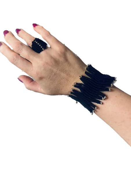 Χειροποίητο φαρδύ statement βραχιόλι σε μαύρη απόχρωση με ιδιαίτερη πλέξη και χρυσοκλωστή στις άκρες