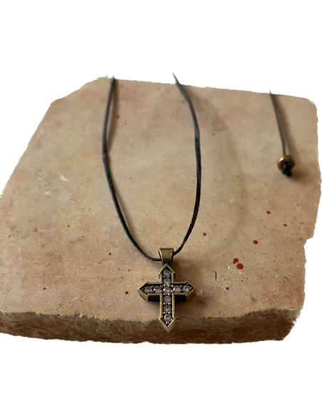 Χειροποίητος ασημένιος Σταυρός 925 με ζιργκόν σε δερμάτινιο κορδόνι Saint