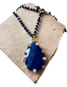 Χειροποίητο γυναικείο κολιέ με ημιπολύτιμη πέτρα Αχάτη σε ροζάριο από ατσάλι Okeanos