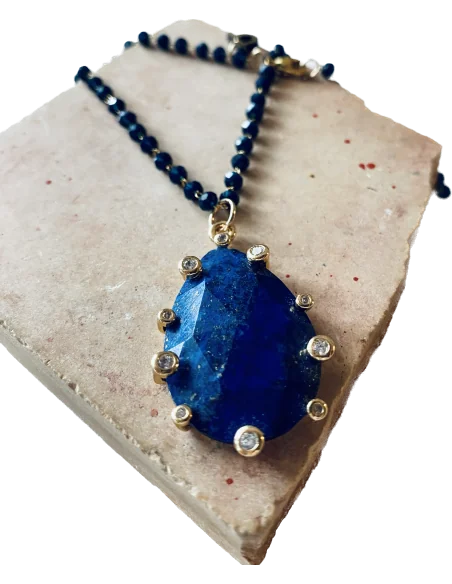 Χειροποίητο γυναικείο κολιέ με ημιπολύτιμη πέτρα Αχάτη σε ροζάριο από ατσάλι Okeanos