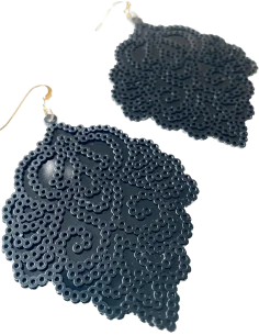 Χειροποίητα μαύρα διάτρητα σκουλαρίκια Kentima 2