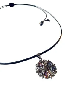 Χειροποίητο χρωματιστό κρεμαστό σε δερμάτινο κορδόνι Χιονονιφάδα