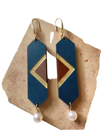 Χειροποίητα ξύλινα γεωμετρικά σκουλαρίκια με πέρλα Senegal