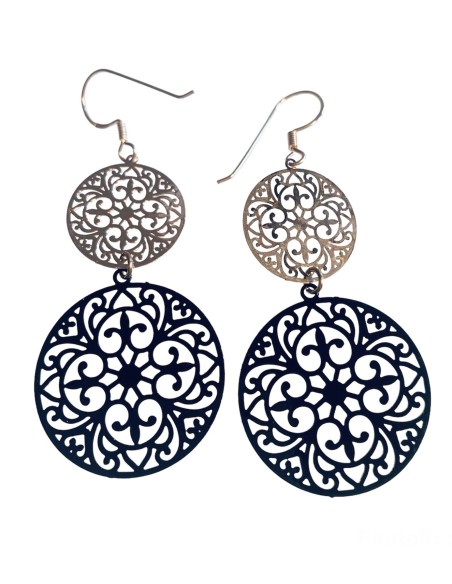 Χειροποίητα γυναικεία διάτρητα σκουλαρίκια σε χρυσό και μαύρο Χειροποίητα γυναικεία διάτρητα σκουλαρίκια σε χρυσό και μαύρο