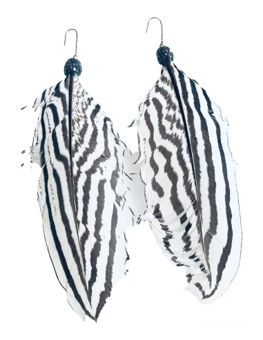 Γυναικεία σκουλαρίκια με φτερό σε καφέ μπεζ απόχρωση, καπάκι από πέτρες μαρκασίτη και γάντζους από ανοξείδωτο ατσάλι Mohican