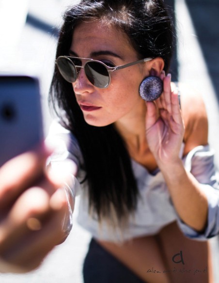 Κόσμημα σκουλαρίκια κυκλικά με ανάγλυφο glitter σε γκρι και μαύρο Button Κόσμημα σκουλαρίκια κυκλικά με ανάγλυφο glitter σε γκρι και μαύρο Button