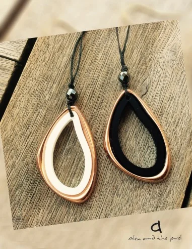 Χειροποίητο γυναικείο κόσμημα κολιέ με κρεμαστό στοιχείο σε λευκό ή μαύρο Mina