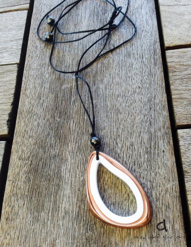 Χειροποίητο γυναικείο κόσμημα κολιέ με κρεμαστό στοιχείο σε λευκό ή μαύρο Mina Χειροποίητο γυναικείο κόσμημα κολιέ με κρεμαστό στοιχείο σε λευκό ή μαύρο Mina