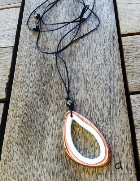 Χειροποίητο γυναικείο κόσμημα κολιέ με κρεμαστό στοιχείο σε λευκό ή μαύρο Mina Χειροποίητο γυναικείο κόσμημα κολιέ με κρεμαστό στοιχείο σε λευκό ή μαύρο Mina