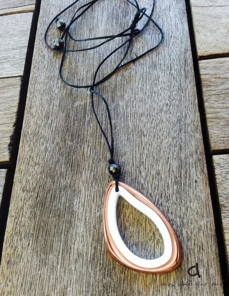 Χειροποίητο γυναικείο κόσμημα κολιέ με κρεμαστό στοιχείο σε λευκό ή μαύρο Mina