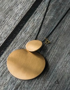 Χειροποίητο κόσμημα κολιέ με επίχρυσους δίσκους από ατσάλι σε αλυσίδα