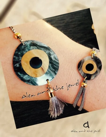 Χειροποίητο βραχιόλι με στοιχείο μάτι σε γκρι καφέ σε καστόρ δέρμα με επίχρυση χάντρα Look at me Χειροποίητο βραχιόλι με στοιχείο μάτι σε γκρι καφέ σε καστόρ δέρμα με επίχρυση χάντρα Look at me