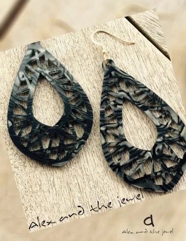 Κόσμημα σκουλαρίκια από μαύρο διάτρητο ακρυλικό σε σχήμα σταγόνας και γάντζους από ασήμι 925 επιχρυσωμένο The Drop