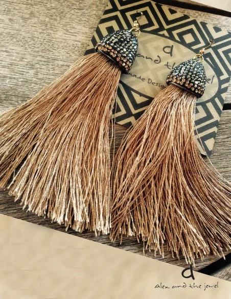 Κόσμημα σκουλαρίκια με μεταξωτή φούντα σε μαύρο ή μπεζ και καπάκι πλακέ με πέτρες Μαρκασίτη με γάντζους από ασήμι 925 Dorina