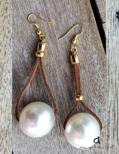 Κόσμημα σκουλαρίκια πέρλα σε καφέ σουέτ δέρμα και γάντζους από ασήμι 925 επιχρυσωμένο Perle Queen 2