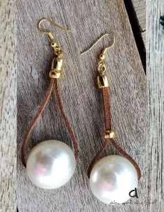 Κόσμημα σκουλαρίκια πέρλα σε καφέ σουέτ δέρμα και γάντζους από ασήμι 925 επιχρυσωμένο Perle Queen 2