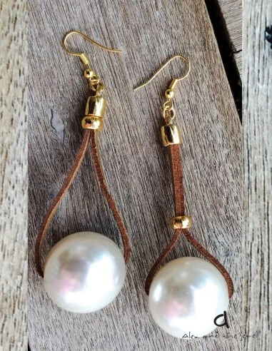 Κόσμημα σκουλαρίκια πέρλα σε καφέ σουέτ δέρμα και γάντζους από ασήμι 925 επιχρυσωμένο Perle Queen