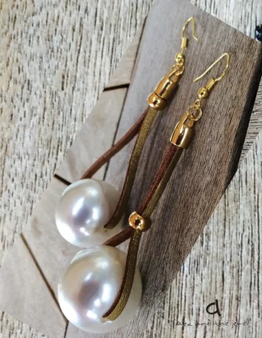 Κόσμημα σκουλαρίκια πέρλα σε καφέ σουέτ δέρμα και γάντζους από ασήμι 925 επιχρυσωμένο Perle Queen