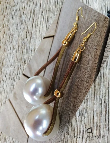 Κόσμημα σκουλαρίκια πέρλα σε καφέ σουέτ δέρμα και γάντζους από ασήμι 925 επιχρυσωμένο Perle Queen