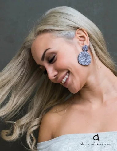 Κόσμημα σκουλαρίκια με γκλίτερ σε μαύρο ή γκρι με κούμπωμα από ατσάλινο καρφί Glam