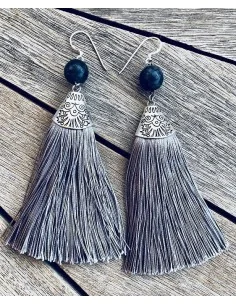 Κόσμημα σκουλαρίκια με ορειχάλκινο καπάκι με περίτεχνο σχέδιο, γκρι φούντα και πέτρα Αχάτη με ασημένιους γάντζους Boho Me