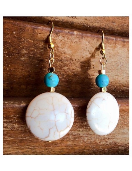 Κόσμημα σκουλαρίκια με ημιπολύτιμες πέτρες Χαολίτη σε λευκό και γαλάζιο με επίχρυσους κύβους και ασημένιους γάντζους Oasis