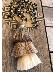 Χειροποίητο κολιέ με τριπλή τρίχρωμη φούντα σε γήινα χρώματα σε ροζάριο με μαύρα κρύσταλλα Triple tassel 2