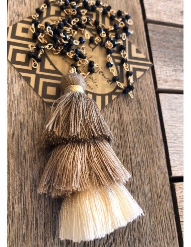 Χειροποίητο κολιέ με τριπλή τρίχρωμη φούντα σε γήινα χρώματα σε ροζάριο με μαύρα κρύσταλλα Triple tassel