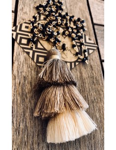 Χειροποίητο κολιέ με τριπλή τρίχρωμη φούντα σε γήινα χρώματα σε ροζάριο με μαύρα κρύσταλλα Triple tassel