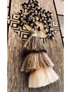 Χειροποίητο κολιέ με τριπλή τρίχρωμη φούντα σε γήινα χρώματα σε ροζάριο με μαύρα κρύσταλλα Triple tassel