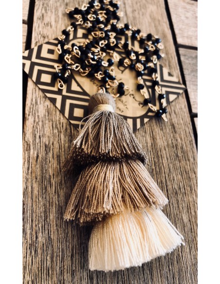 Χειροποίητο κολιέ με τριπλή τρίχρωμη φούντα σε γήινα χρώματα σε ροζάριο με μαύρα κρύσταλλα Triple tassel