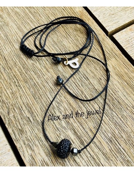 Κοντό κολιέ με ανάγλυφο στοιχείο σε ανθρακί χρώμα και ημιπολύτιμες πέτρες αιματίτη Wheel