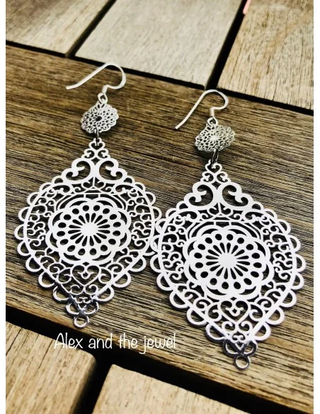 Κόσμημα σκουλαρίκια φιλιγκρί με διάτρητο σχέδιο σε όψη κεντήματος, ιδιαίτερα ελαφριά Indira