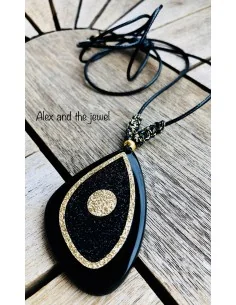 Χειροποίητο κόσμημα κολιέ με στοιχείο μάτι σε τριγωνικό ακανόνιστο σχήμα σε μαύρο και χρυσό γκλίτερ σε κορδόνι Noir 2