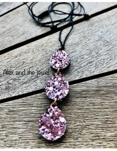 Χειροποίητο κόσμημα με τριπλό στοιχείο σε σμαραγδί, ροζ ή μαύρο σε μαύρο κερωμένο νήμα με αυξομείωση Alkyoni