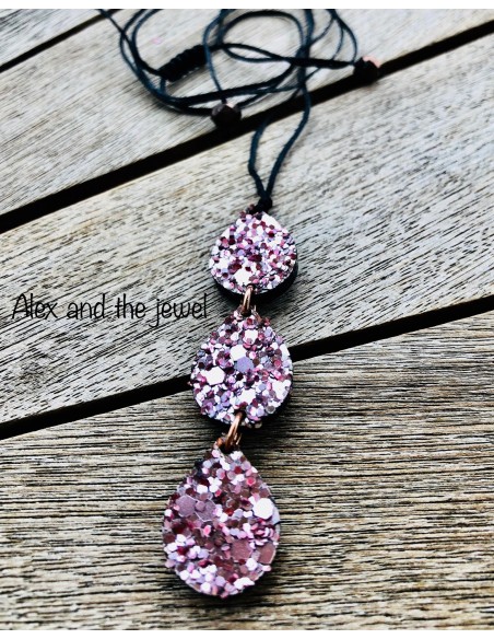 Χειροποίητο κόσμημα με τριπλό στοιχείο σε σμαραγδί, ροζ ή μαύρο σε μαύρο κερωμένο νήμα με αυξομείωση Alkyoni