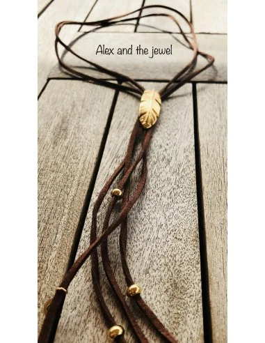 Κολιέ με επίχρυσο στοιχείο φτερό, περασμένο σε σουέτ πλακέ κορδόνια και διακοσμητικές επίχρυσες μπίλιες Feather choker