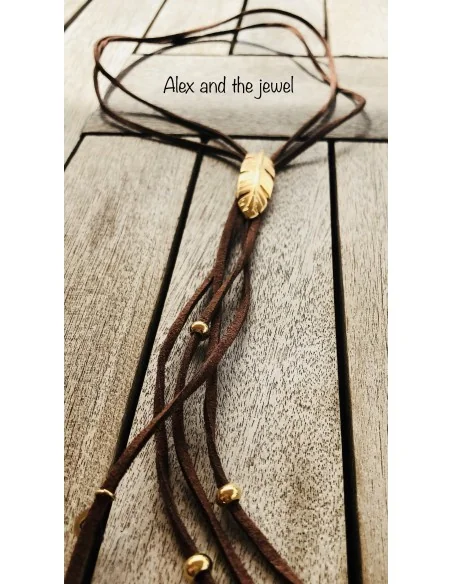 Κολιέ με επίχρυσο στοιχείο φτερό, περασμένο σε σουέτ πλακέ κορδόνια και διακοσμητικές επίχρυσες μπίλιες Feather choker