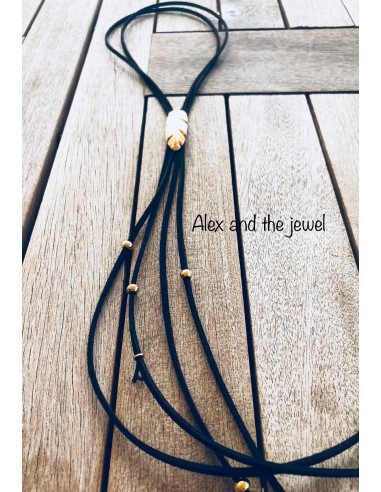 Κολιέ με επίχρυσο στοιχείο φτερό, περασμένο σε σουέτ πλακέ κορδόνια και διακοσμητικές επίχρυσες μπίλιες Feather choker