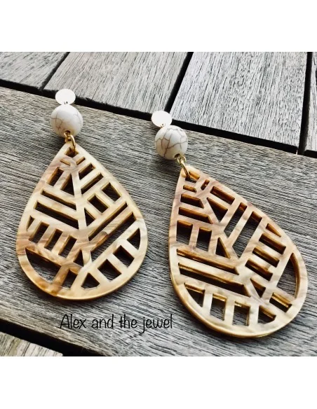 Κόσμημα σκουλαρίκια με στοιχείο σε καφέ ανοικτό, λευκή πέτρα Χαολίτη και κούμπωμα καρφί από επιχρυσωμένο ατσάλι Maya