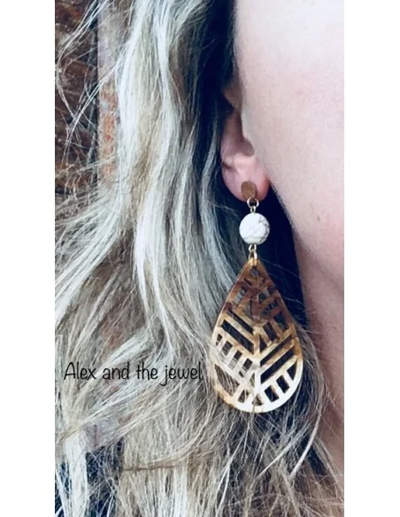 Κόσμημα σκουλαρίκια με στοιχείο σε καφέ ανοικτό, λευκή πέτρα Χαολίτη και κούμπωμα καρφί από επιχρυσωμένο ατσάλι Maya