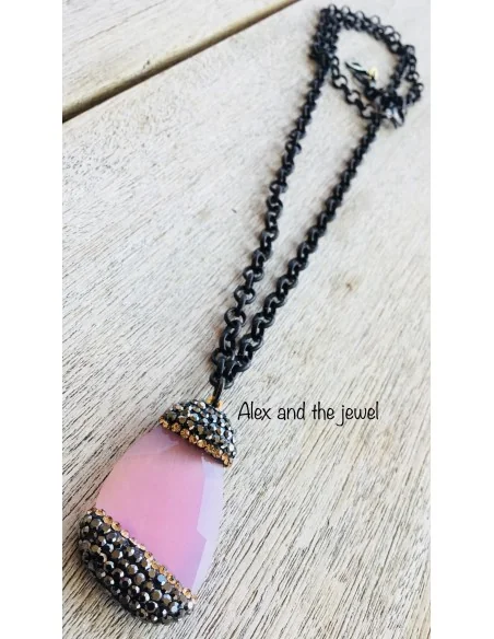 Κολιέ με κρεμαστό στοιχείο από ροζ χαλαζία και μαρκασίτη σε gun metal αλυσίδα Lisa