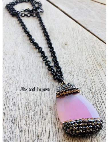 Κολιέ με κρεμαστό στοιχείο από ροζ χαλαζία και μαρκασίτη  σε gun metal αλυσίδα Lisa