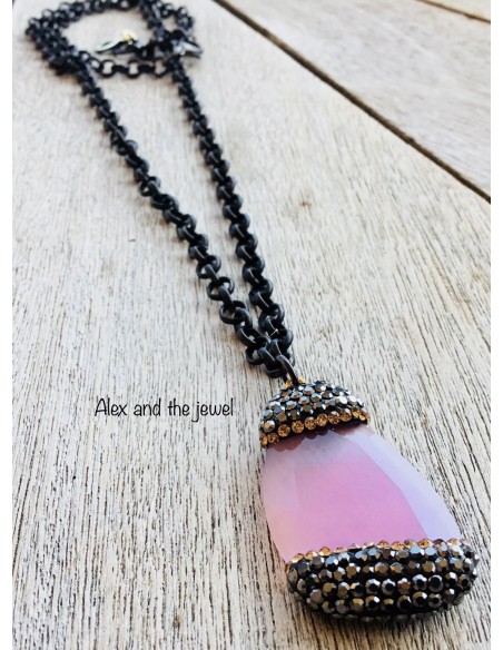 Κολιέ με κρεμαστό στοιχείο από ροζ χαλαζία και μαρκασίτη  σε gun metal αλυσίδα Lisa