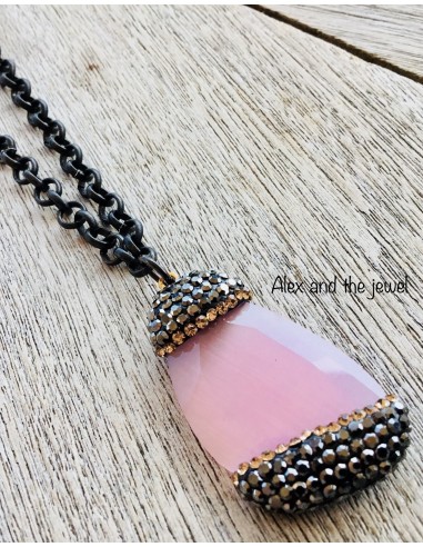 Κολιέ με κρεμαστό στοιχείο από ροζ χαλαζία και μαρκασίτη  σε gun metal αλυσίδα Lisa
